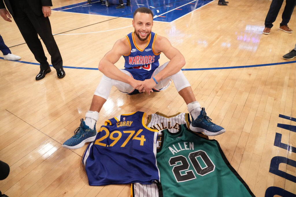 Stephen Curry Menyala: Cetak 12 Tripoin dari 19 Percobaan